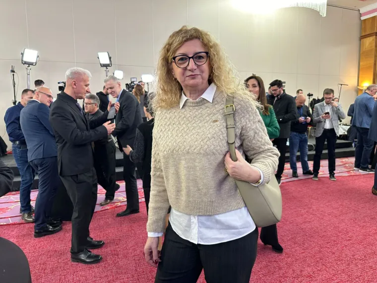 Rezultati nisu dobri, ali zato modne kombinacije.... Ovako izgledaju dame u stožeru Dragana Primorca