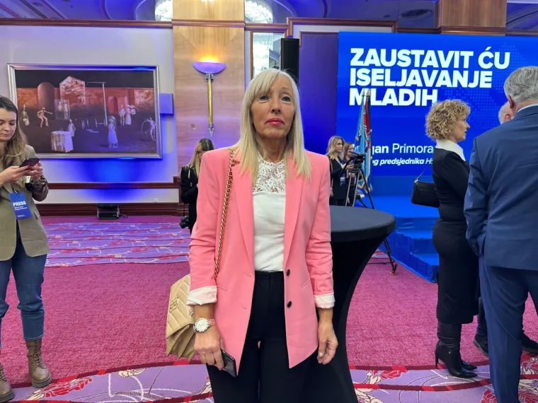 Rezultati nisu dobri, ali zato modne kombinacije.... Ovako izgledaju dame u stožeru Dragana Primorca