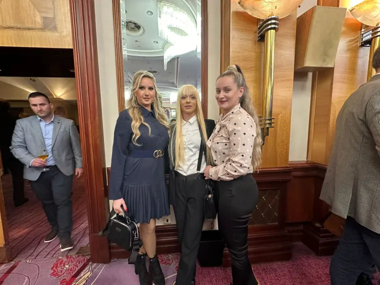 Rezultati nisu dobri, ali zato modne kombinacije.... Ovako izgledaju dame u stožeru Dragana Primorca