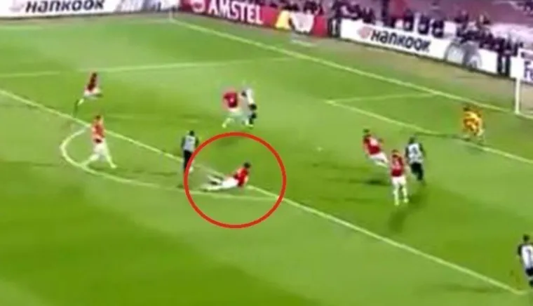 'Najgori branič na svijetu' potpuno poludio! Kao razjareni bik krenuo u tučnjavu... pljuvanje, hrvački zahvati