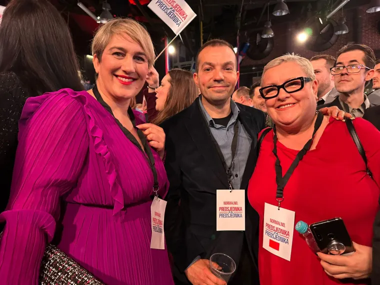 Osim lijepih košulja i haljina, dame su večer uljepšale i osmijesima koje nisu skidale s lica.
