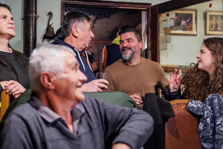 Strina Zorana Milanovića čestitala mu je na pobjedi. &apos;Ljudi su prepoznali tko je i šta je. Znači da valja, da je čovik od riči kao što znam i ja da je. I od riči, glasa i pameti. Dostojan je čovik i pošten. Sve ima&apos;, komentirala je strina Zorana Milanovića 