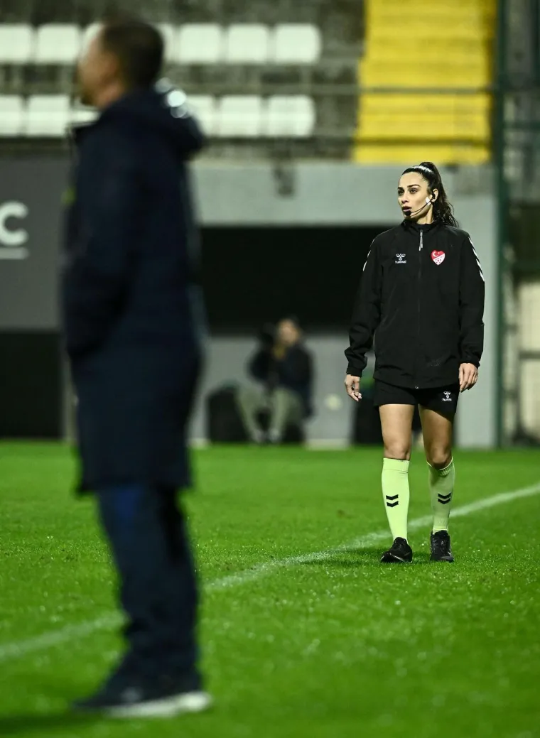 Činjenica da je privukla toliko pažnje nije bila slučajna – njezina pojava bila je snažan podsjetnik na važnost i ulogu žena u sportu, a njena posvećenost poslu još jednom je pokazala da njezina prisutnost na terenu ima itekako smisla.