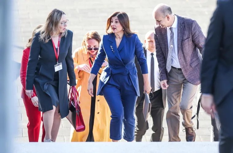 Kada su u pitanju odijela, često bira strukirane modele kako bi naglasila zavidnu liniju.
