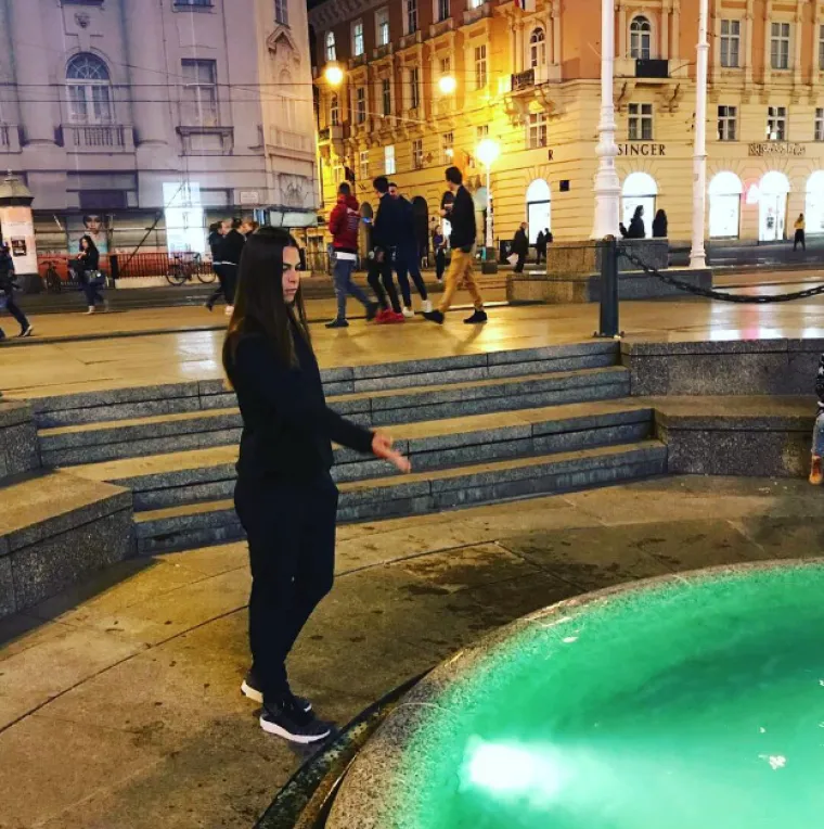 Vraćamo se 12 godina unazad. Godine 2013. Ajla Tomljanović bacila je novčić za sreću u Manduševac na Trgu Bana Josipa Jelačića da joj se ostvari sportska sreća. I ostvarila joj se. Otvorila joj se nakon toga mogućnost da ode teniski odrastati i živjeti u Australiju. Razmišljala je još kao mlada sportašica što je najbolje, ostaviti prijatelje u Zagrebu ili ne, život, kvart...