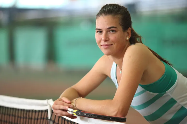 Odluku da prestane nastupati za Hrvatsku donijela je jo&scaron; 2014. godine, no tek je 2018. godine mogla početi nastupati pod australskom zastavom. Ovdje vidimo Ajlu kad je bila mlađa 11 godina. Kad je sanjala svoje sportske snove. Zbog njih je i preselila u Australiju. Ozljeda koljena ju je tijekom 2023. godine izbacila s terena, a zatim se početkom pro&scaron;le godine morala podvrgnuti operaciji benignog tumora na maternici. Sve je uz podr&scaron;ku i pomoć obitelji prebrodila. 