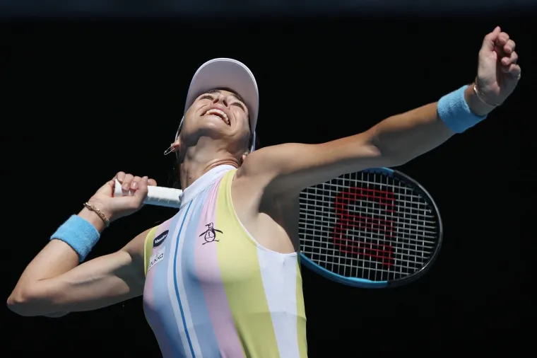 Ovih dana govorila je za australske medije koji je predstavljaju kao domaću igračicu. Kaže da osjeća veliku podr&scaron;ku Australaca, ali da pritisak zna biti ogroman. Budući da je među iskusnijim australskim tenisačicama postala je uzor mlađima poput Emerson Jones i Olivije Gadecki. Na ovoj fotografiji vidimo je u meču protiv Ashlyn Krueger u 1. kolu Australian Opena koju je dobila, napisali smo u uvodu - 21 u setovima. 