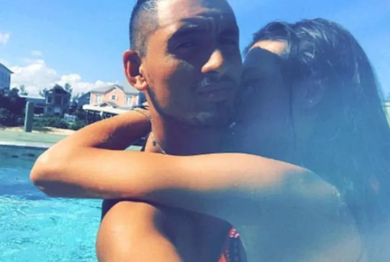 Nesta&scaron;ni Kyrgios 2017. uhvaćen je u poljupcu s biv&scaron;om tenisačicom srpskog podrijetla Monique Belovuković, koja vodi poprilično ubrzan život. Tada je tvrdila da su samo prijatelji, ali ubrzo nakon spornih fotografija koje su se pojavile, Tomljanović i Kyrgios su prekinuli po prvi puta. Poku&scaron;ali su se poslije i pomiriti, ali je na kraju Ajla sreću prona&scaron;la s Talijanom Berrettinijem. Ovo je Ajla Tomljanović na slici s Nickom u ljubavnom zagrljaju, kad su bili zajedno. 