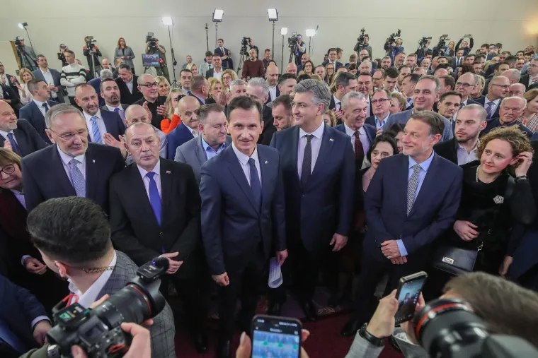 Ovo je najbolje od izborne večeri: Tko nije skidao osmijeh lica, a tko je cijelo vrijeme hodao pokunjene face