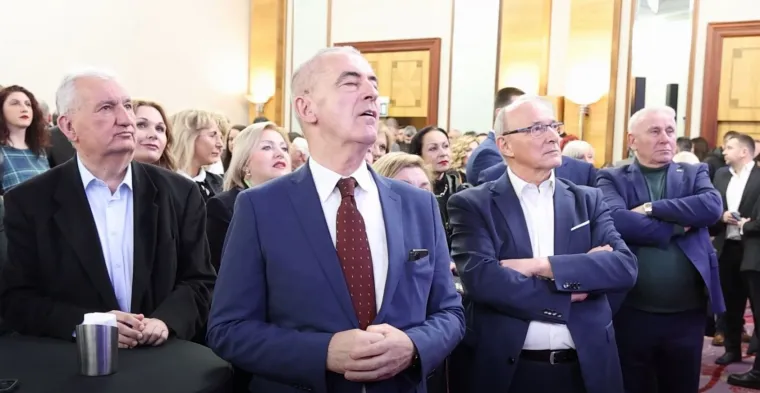 Ovo je najbolje od izborne večeri: Tko nije skidao osmijeh lica, a tko je cijelo vrijeme hodao pokunjene face