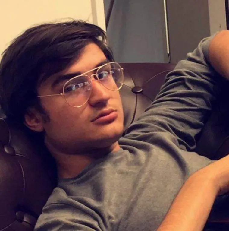 Stariji sin predsjednika Republike Hrvatske, Ante Jakov (26), našao se u središtu pažnje javnosti u studenom 2022. godine, kada je Jutarnji list objavio informaciju da stažira u Bruxellesu. Naime, Jakov Milanović, koji je tada bio student, radio je kao stažist u uredu europarlamentarca Predraga Freda Matića, člana Socijaldemokratske partije (SDP). Mnogi su već tada pisali da je mladi Jakov &apos;&apos;tatina kopija&apos;&apos; kada je riječ o poslu. 