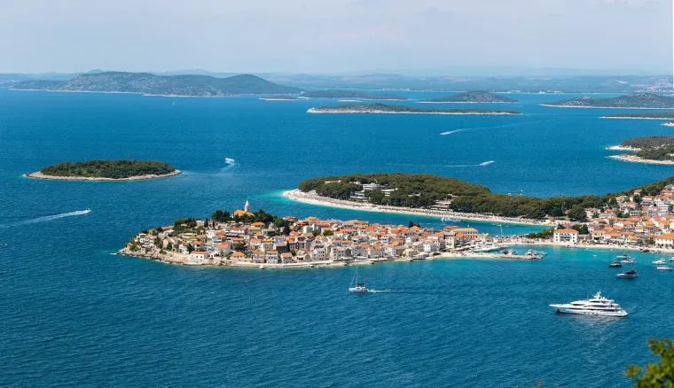 U Hrvatskoj na godinu imate pravo na najmanje četiri tjedna plaćenog odmora. Minimalni broj dana godišnjeg odmora varira od 20 do 24, ovisno o tome je li poslodavac rasporedio radni tjedan na pet ili šest radnih dana. Maksimalno trajanje godišnjeg odmora nije propisano zakonom o radu. Dodatne slobodne dane možete dobiti ako je tako uređeno kolektivnim ugovorom, pravilnikom ili ugovorom o radu. U tom slučaju, na zakonski minimum dodaje se broj dana na koje imate pravo prema određenim kriterijima, poput godina staža, složenosti poslova, broja djece i sl. Prema istraživanju portala Moj Posao hrvatski radnici imaju u prosjeku 23 dana godišnjeg. Pritom najviše slobodnih dana imaju oni u velikim tvrtkama i institucijama, a najmanje u privatnim tvrtkama u domaćem vlasništvu. Prema dostupnim podacima, neki radnici u Hrvatskoj imaju maksimalno 33 slobodna plaćena dana. Hrvatska nije uvrštena na listu 25 zemalja s najvećim brojem ukupnih dana plaćenog godišnjeg odmora na Yahoo Newsu, a evo kako ona izgleda!