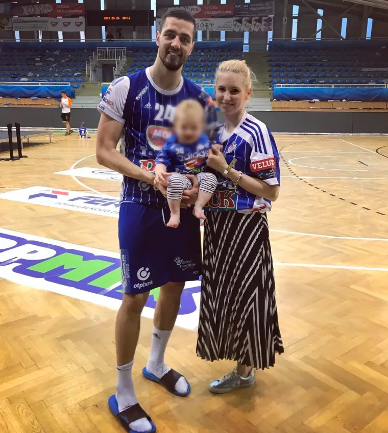 Njihova ljubav okrunjena je s dvoje djece – kćeri Avom i sinčićem Finnom. Mario, porijeklom iz slunjskog kraja, potječe iz obitelji koja se prije njegova rođenja preselila iz Hrvatske u Sloveniju. 