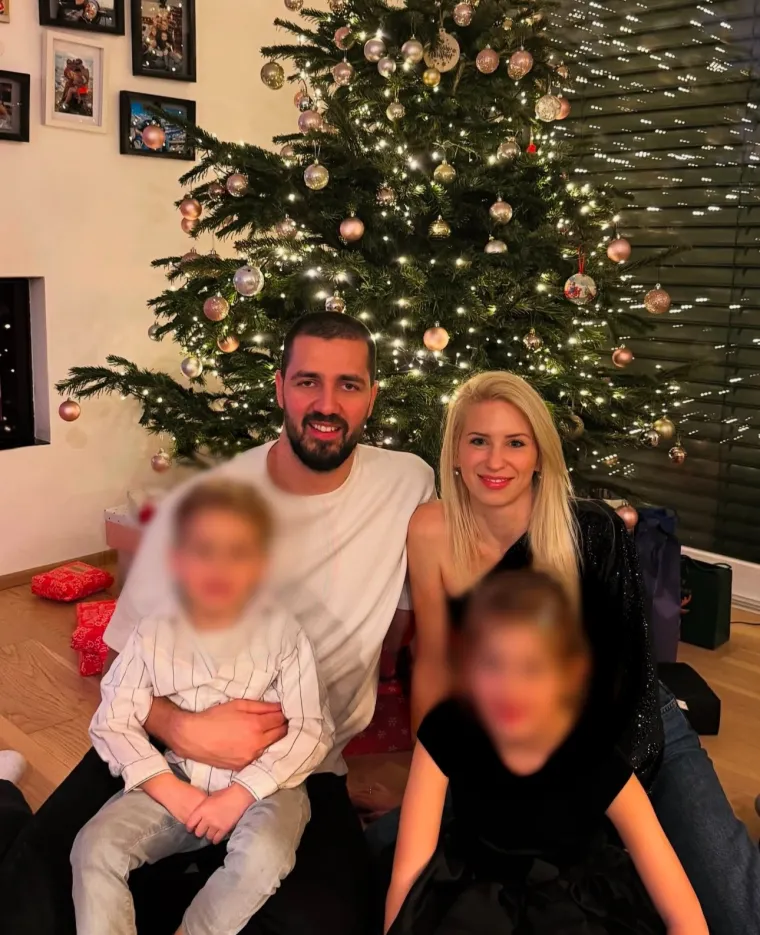 Prema fotografijama koje dijeli na društvenim mrežama, jasno je da je Mario iznimno ponosan na svoju divnu obitelj, koja mu je najveća podrška u životu i karijeri.