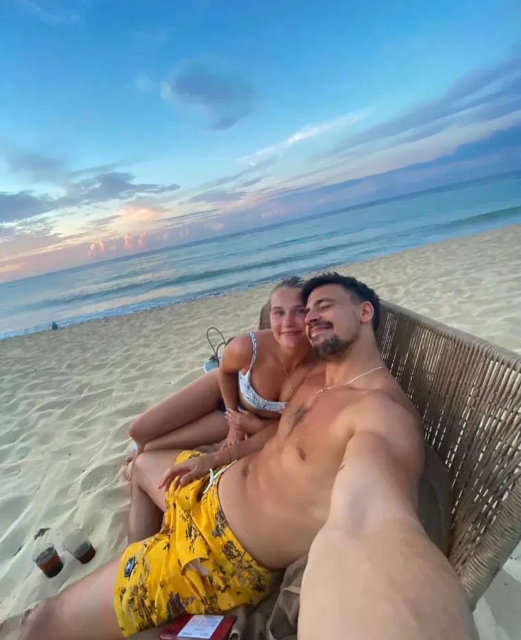 Ivan Martinović je svoju djevojku, Miriam Rath, upoznao u Austriji, gdje je i rođen. Par je u vezi već šest godina, a nedavno su iznenadili prijatelje i pratitelje objavivši zaruke fotografijom zaručničkog prstena na društvenim mrežama. 