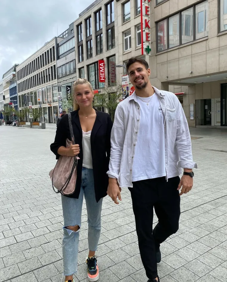 Atraktivna plavuša Miriam živi u Grazu, a prema njezinim objavama na društvenim mrežama, jasno je da par uživa provoditi svaki slobodan trenutak zajedno. 
