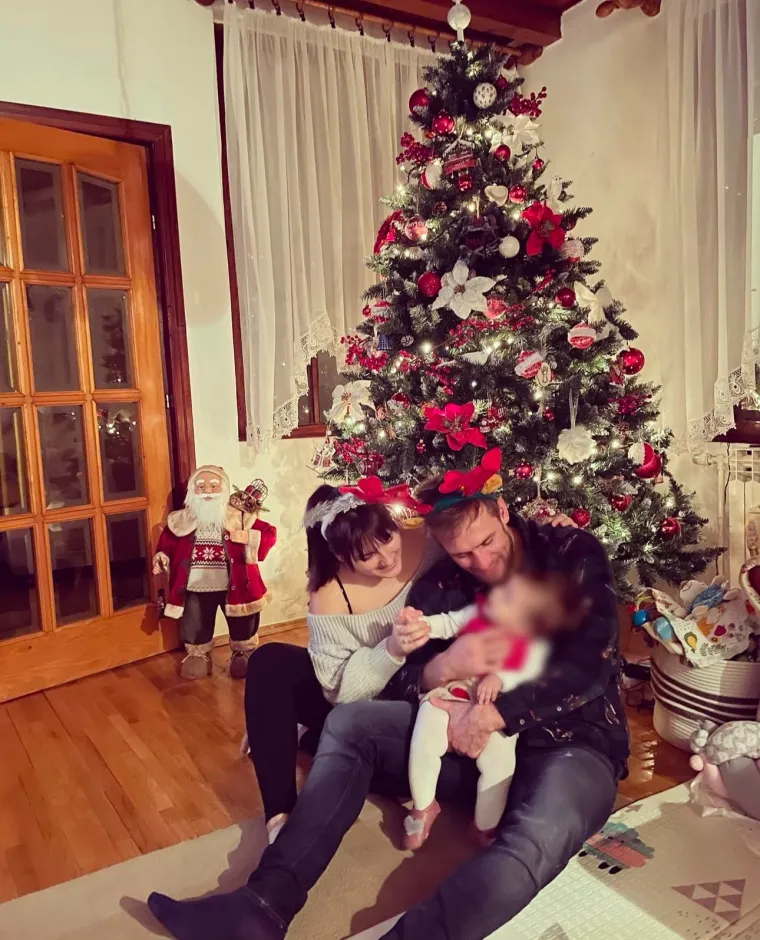 Prošlog proljeća, Luka Cindrić i Lara dočekali su dolazak svog drugog djeteta, sina Rikarda, što je donijelo veliko veselje cijeloj obitelji. Posebno je sretna bila trogodišnja Alisa, Rikardova starija sestra, koja se s radošću uživjela u ulogu velike sestre.