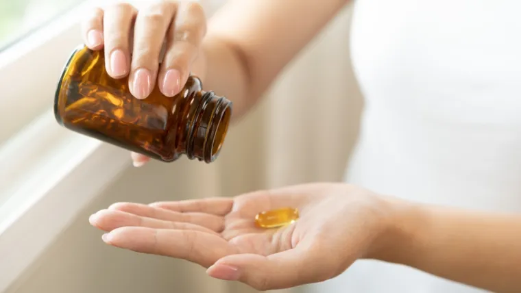 1. Vitamin D: Nakon što je posjetio privatnog nutricionista, muškarac iz Ujedinjenog Kraljevstva počeo je uzimati dnevnu dozu vitamina D, 375 puta veću od preporučene količine, prema izvještaju BMJ Case, a prenosi CNN. Unutar mjesec dana imao je mučninu, bolove u trbuhu, proljev, povraćanje, grčeve u nogama i zujanje u ušima.