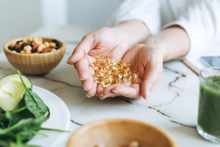 Zbog toga što vitamin D nije vitamin topiv u vodi, kojeg tijelo lako eliminira, višak se pohranjuje u jetri i masnim stanicama dok nije potreban. Konzumiranje puno većih količina od preporučene dnevne doze može se nakupljati do toksične razine, uzrokujući predoziranje poznato kao hipervitaminoza D.