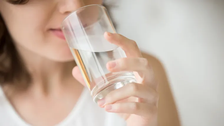12. Voda: Iako možda zvuči nestvarno, voda pokreće kemikalije i hormone sreće u organizmu, ali bez negativnih učinaka masti, šećera i soli (iako joj također nedostaju nutrijenti koje tijelo treba).