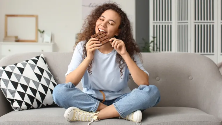 2. Čokolada: Ako ste nekad pojeli previše čokolade, niste jedini. Srećom, postoje načini kako se riješiti žudnje za slatkim.