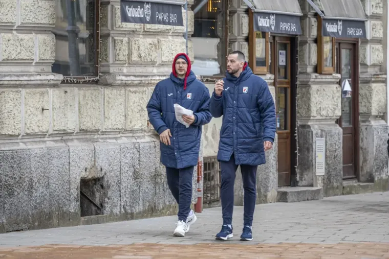 Ipak, većina je uživala u hrani i ćaskanju. 