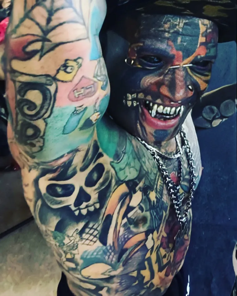 Ova tattoo umjetnica, ima tetovaže na 60% tijela, rascijepljen jezik i implantate na čelu.