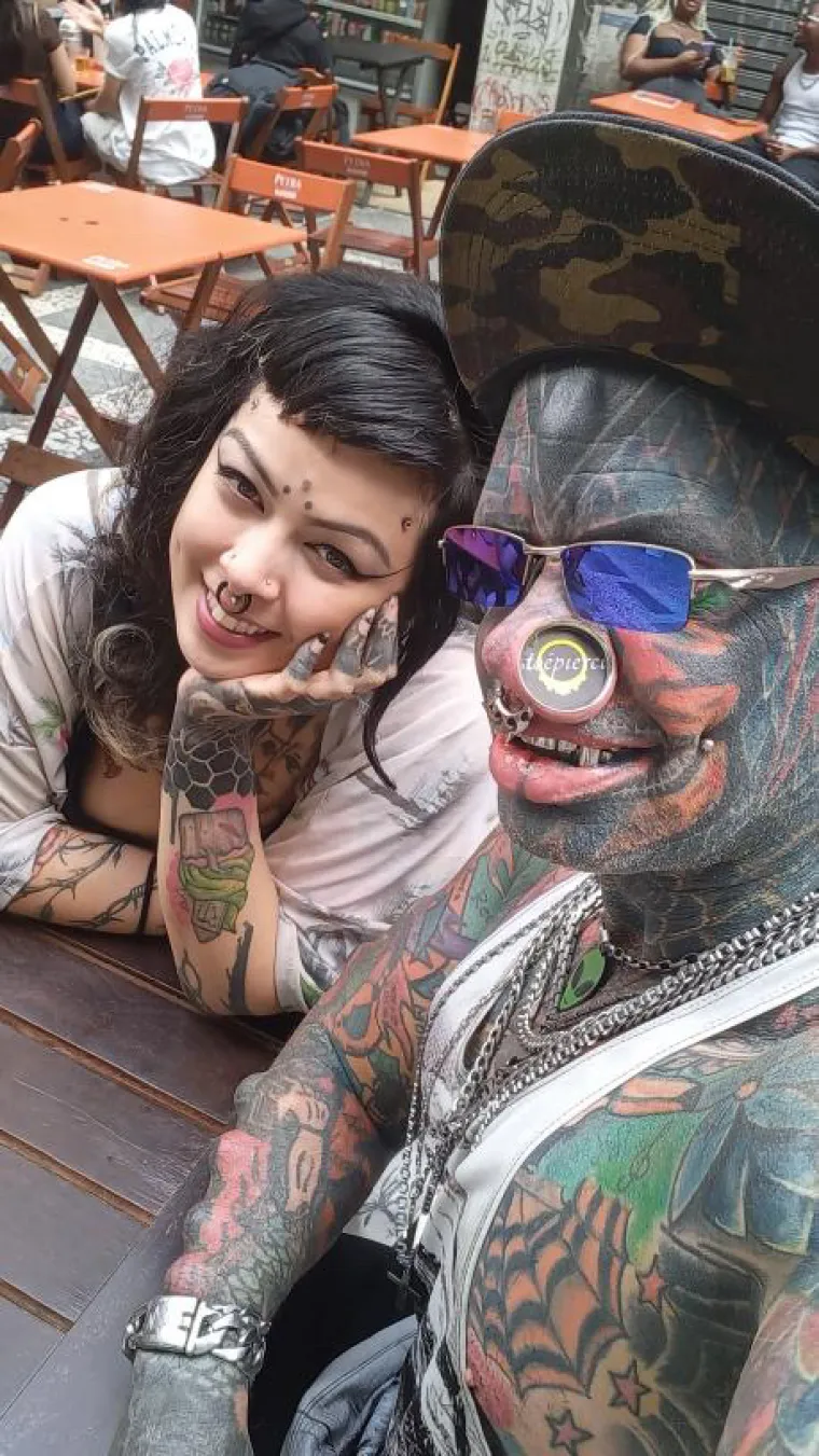Marcelo &quot;B-boy&quot; De Souza Ribeiro, 40-godišnji Brazilac iz São Paula, postao je svjetski poznat po svojim ekstremnim tjelesnim modifikacijama koje su ga pretvorile u ono što on naziva &quot;izvanzemaljskim vragom&quot;. S gotovo 1.500 tetovaža i brojnim kirurškim zahvatima, Ribeiro je postao jedan od najmodificiranijih ljudi na svijetu.