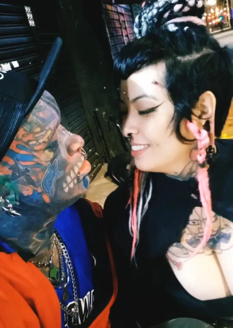 Kao tattoo umjetnik u São Paulu, svoje tijelo smatra &quot;umjetničkom izložbom&quot; i procjenjuje da je modificirao 98 posto svog tijela.