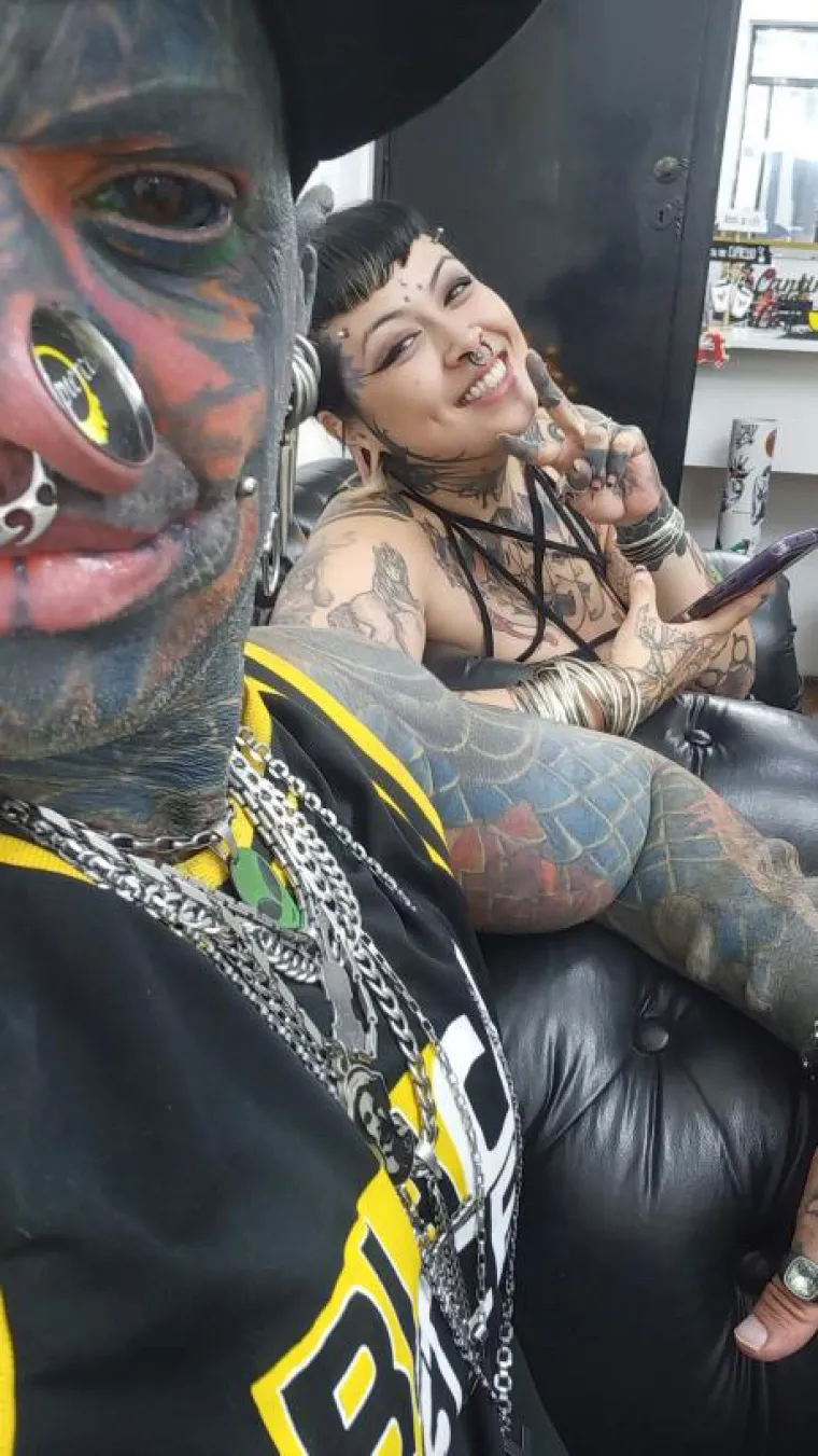 Njegov cilj je stvoriti potpuno jedinstven izgled koji kombinira elemente izvanzemaljskog i demonskog.