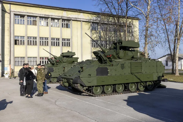 Borbena vozila pješaštva Bradley od danas su u sastavu Hrvatske vojske. Svečana primopredaja održala se u vojarni 132. brigade HV-a u Našicama.