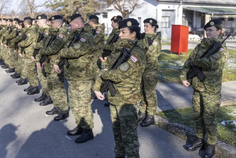 Uz vozila je nabavljena i potrebna oprema za obuku, alati te inicijalna zaliha pričuvnih dijelova i streljiva. 