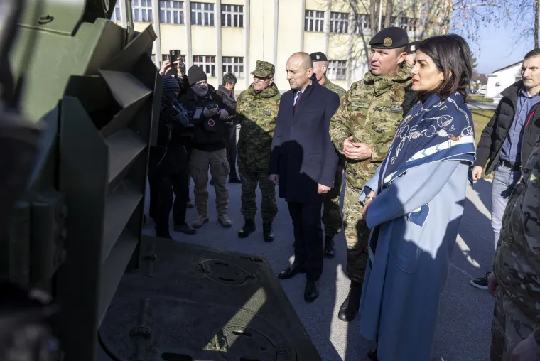 Pogledajte prve Bradleyje koji su stigli u vojarnu! Dočekao ih Anušić s veleposlanicom