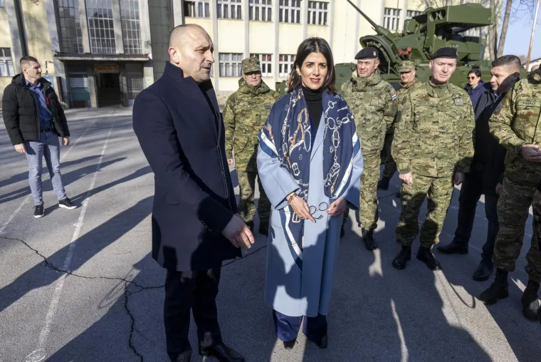 Pogledajte prve Bradleyje koji su stigli u vojarnu! Dočekao ih Anu&scaron;ić s veleposlanicom