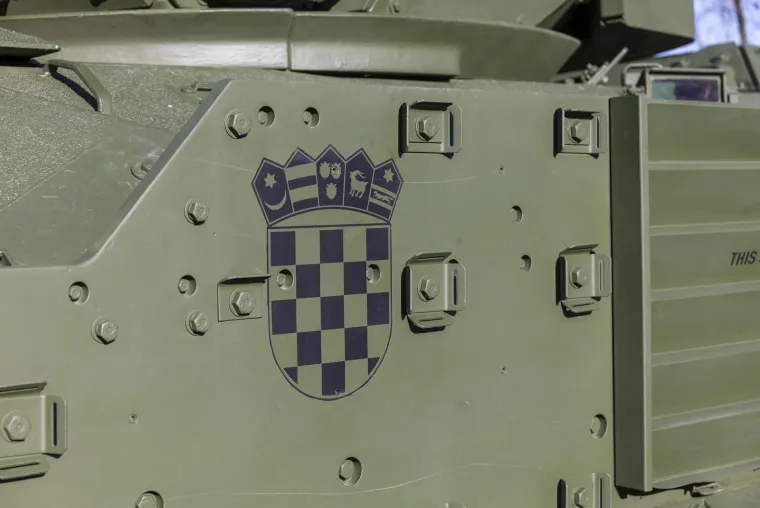 Pogledajte prve Bradleyje koji su stigli u vojarnu! Dočekao ih Anu&scaron;ić s veleposlanicom