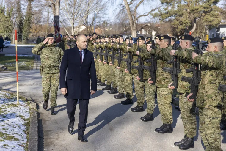 Pogledajte prve Bradleyje koji su stigli u vojarnu! Dočekao ih Anu&scaron;ić s veleposlanicom