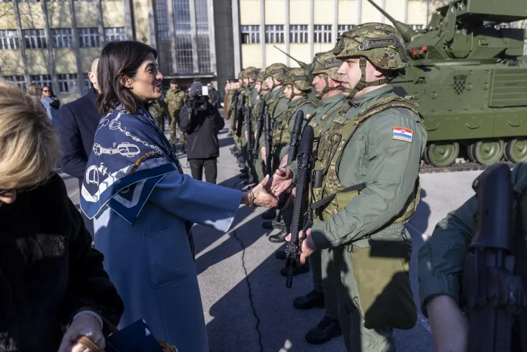 Pogledajte prve Bradleyje koji su stigli u vojarnu! Dočekao ih Anu&scaron;ić s veleposlanicom
