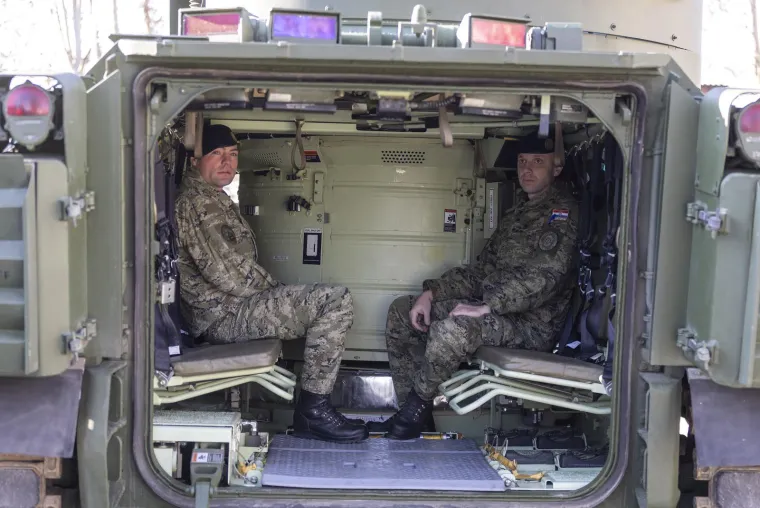 Pogledajte prve Bradleyje koji su stigli u vojarnu! Dočekao ih Anu&scaron;ić s veleposlanicom