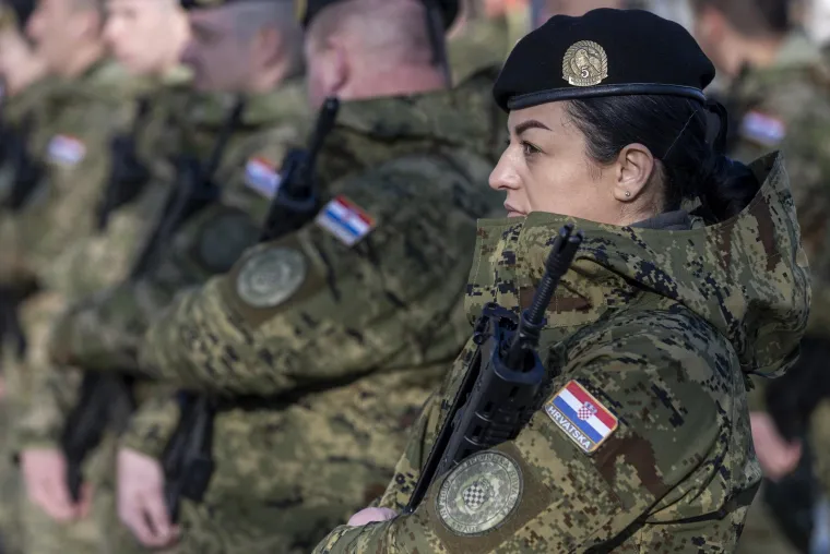 Pogledajte prve Bradleyje koji su stigli u vojarnu! Dočekao ih Anu&scaron;ić s veleposlanicom