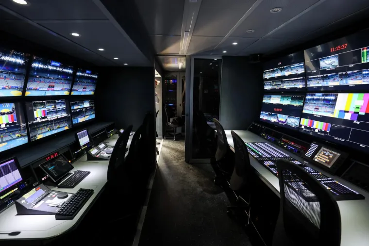 Bit će vruće! U reportažna kola stane cca 15 ljudi.