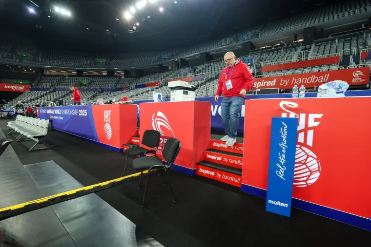 Mjesto za ljude sa zapisničkog stola.