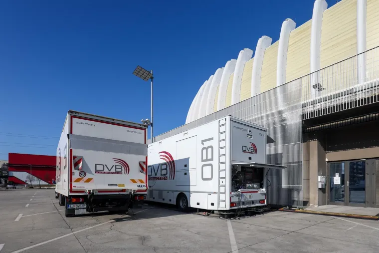 Reportažna kola ispred južnog ulaza u Arenu. 