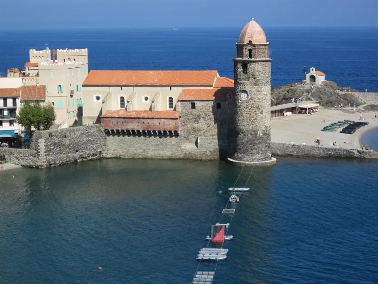 1. Collioure, Francuska - Smješten je na južnoj obali Roussillona, a The Telegraph navodi da je poznat po inćunima koji su lokalni specijalitet. Osim s glamuroznim resortima, Collioure se može pohvaliti umjetnošću, poviješću i prekrasnim plažama, starim utvrdama, prirodnim ljepotama i vinogradima.