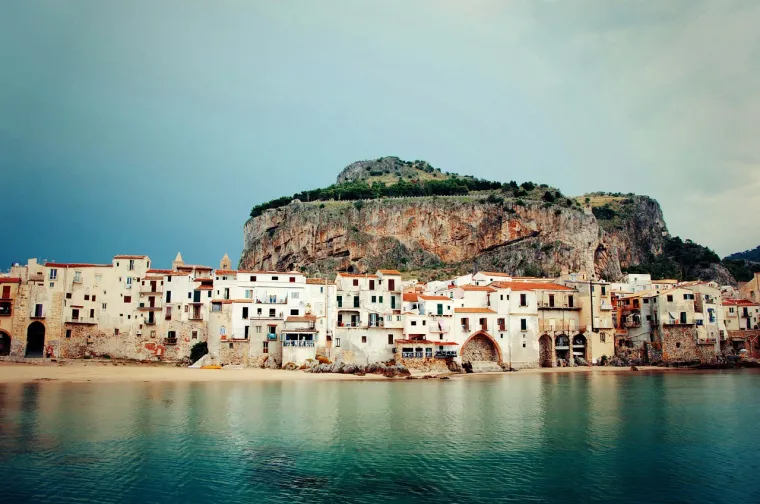 2. Cefalù, Sicilija, Italija - &quot;To je savršeni mali srednjovjekovni gradić koji je poseban zbog svog uzvišenog okruženja - ispod goleme stijene i normanske romaničke katedrale koja uokviruje palme i lijepe kafiće na Piazza del Duomo. Cefalù ima samo malu gradsku plažu, ali obližnje Salinelle, Caldura i Pollina nude dodatne mogućnosti&quot;, istaknuo je Tim Jepson.