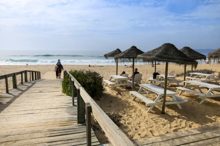 3. Comporta, Portugal - &quot;Unatoč tome što je sve poznatiji po stanovnicima s A-liste koji žive oko njega, još uvijek ćete vjerojatno vidjeti više roda koje sjede na zvonicima i dimnjacima nego ljudi na veličanstvenom dijelu obale. Samo selo zadržalo je svoj šarm, a ispunjeno je karakterističnim bijelim zgradama s plavim obrubom. Ipak, zakoračite u bilo koju od primamljivih trgovina i osjetit ćete dašak juga Francuske. Ovo je spoj Mediterana i Atlantika. Šik i živahan&quot;, navodi Mary Lussiana.