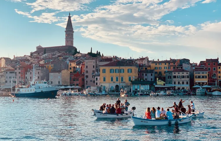 4. Rovinj, Hrvatska - &quot;Savršen, sa svojim primamljivim starim gradom smještenim na malenom poluotoku, s crkvom na vrhu brežuljka, Rovinj ima sve što vam je potrebno za  odmor na plaži – ribarsku luku iz snova okruženu ribljim restoranima, plus moderne hotele i pouzdane ponuđače vodenih sportova. Uhvatite čamac do otočića Svetog Andrije s mirisom borova i okupajte se, pridružite se ronilačkom izletu do olupine Baron Gautsch ili vozite bicikl zelenim stazama parka Zlatni rt. Prošećite obalom uz zalazak sunca, ručajte brancina na žaru (Rovinj ima dva restorana s Michelinovim zvjezdicama) i zaokružite koktelima uz obalu uz svijeće&quot;, istaknula je Jane Foster.