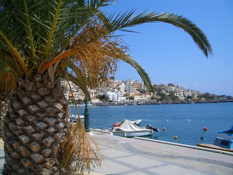 6. Sitia, Kreta, Grčka - &quot;Tri sata od zračne luke Heraklion, pješčane plaže Sitije, ulice sa strmim stepenicama i tradicionalne taverne malo su izvan utabanih staza, ali šarm ovog primorskog odmarališta u udaljenoj istočnoj polovici Krete čini vožnju vrijednom truda. Spuštajući se u šarenoj bujici kuća s ravnim krovovima i vijugavim uličicama te Kazarma utvrdom iz venecijanskog doba, odmaralište se penje ispred široke luke u kojoj lelujaju jarko obojeni ribarski brodovi u kojima možete pijuckati raki poslužen s mezeom – svježim artičokama u maslinovom ulju i dakosom s pireom od rajčice – dok gledate u plaže u odmaralištu&quot;, otkrila je Heidi Fuller-Love.