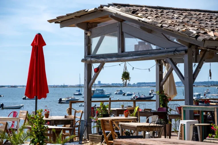 7. Cap Ferret, Francuska - &quot;Sve do 20. stoljeća, Cap Ferret - na poluotoku koji zatvara zaljev Arcachon od Atlantika - bio je daleka zabranjena zemlja dina, šuma i nekoliko ribara koji &apos;nisu puno pričali&apos;. U novije vrijeme doselili su se mirniji ljudi, ali Cap je zadržao tajnu različitost, kao da je francuska kolonija, a ne sama Francuska. Mir održavaju 20.000 hektara šume, dine i beskrajne plaže na (pitomijoj) strani zaljeva i (divljoj) strani oceana. U samom selu luksuz laganog življenja privlačan je čak i slavnim osobama. A nakon plaže ili vožnje čamcem, dobitnici Oscara (recimo, Marion Cotillaud) i drugi (računovođe, vodoinstalateri, ja) mogu se naći u selima kamenica na bijelom vinu i školjkama u Capu ili obližnjem l&apos;Herbeu. Savršeno, stvarno&quot;, napisao je Anthony Peregrine.