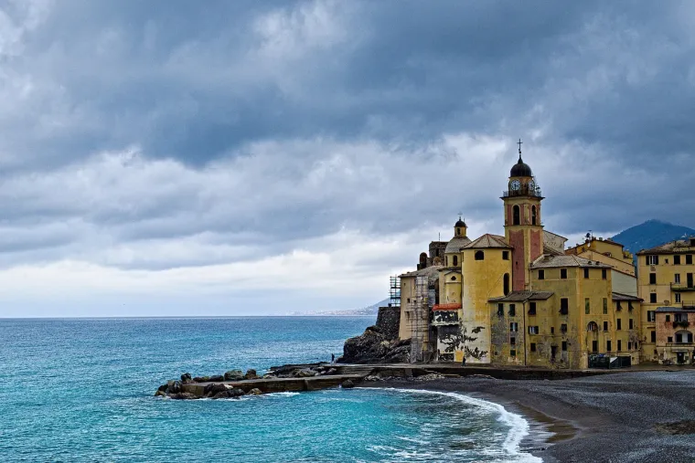 8. Camogli, Italija - &quot;Ovo je pravi grad, ne samo ljetno odmaralište, u kojemu su stanovnici gotovo isključivo Talijani. Plaža je u redu, ali nije ništa spektakularno, šetalište uz obalu je divno, a okruženje s planinama je lijepo. Ono čega ima u izobilju je šarm. Poznatija mjesta kao što su Portofino i Cinque Terre su vam nadohvat ruke ako ih želite&quot;, otkrio je Tim Jepson.