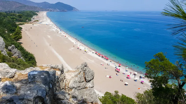 9. Çıralı, Turska - &quot;Skriven ispod raskošne krošnje agruma, maslina i borova na kraju slijepe ceste i zaključan u zagrljaju par krševitih grebena koji se spuštaju u tirkizno more, miran Çıralı je kao nigdje drugdje u Turskoj. Zaštićen od izgradnje jer je njegova primamljiva plaža duga dvije milje glavno mjesto za gniježđenje kornjača glavate želve, ovdje nema gotovo ničega osim pregršt butik hotela i fantastičnih restorana na plaži. Pješačite duž Likijskog puta, prošećite do obalnih rimskih ruševina drevnog Olymposa i vječnog plamena Chimaera ili se jednostavno sunčajte, plivajte i opuštajte&quot;, napisao je Terry Richardson.